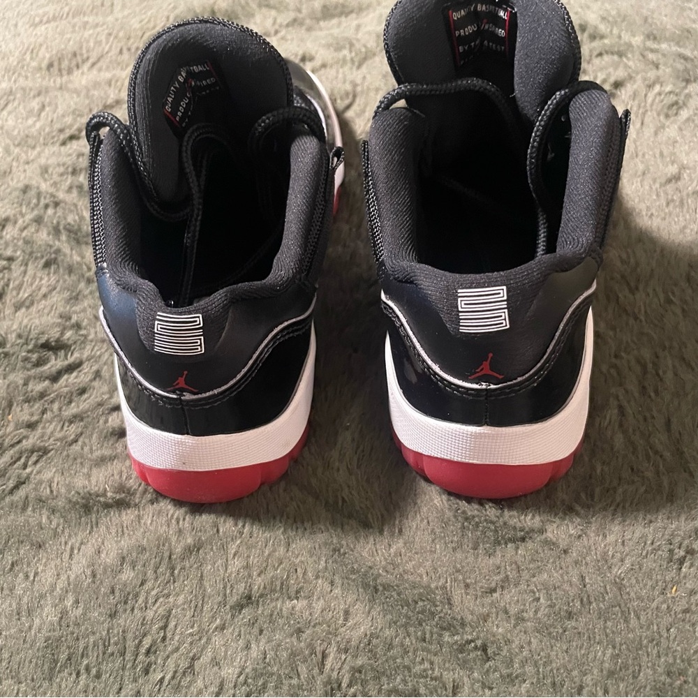 Nike Kids Black and Red Low-Top Sneakers - Picture 2 of 8